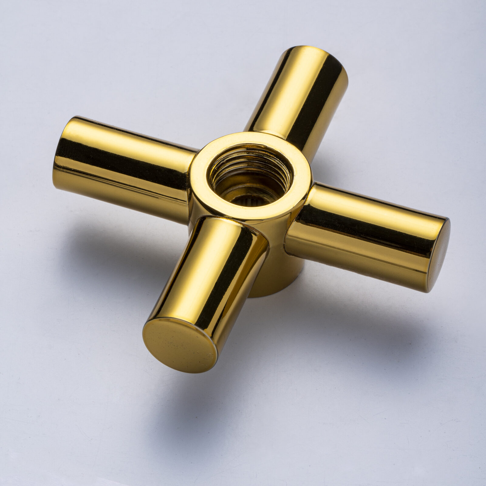 Peça com banho de ouro — acabamento dourado
